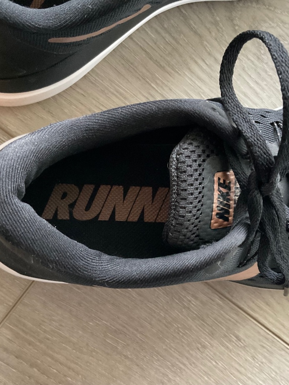 NIKE Running Black /Gold Size 8.5 - Picture 4 of 7